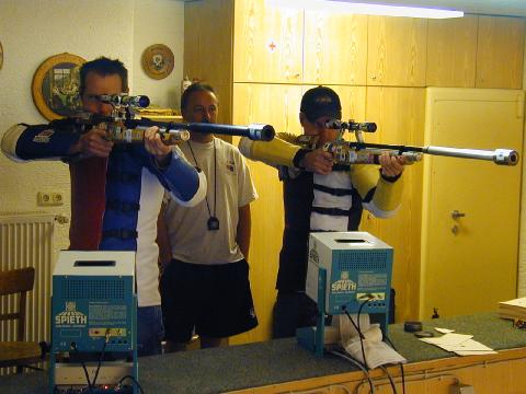 Laufende Scheibe Schützen beim Training Koby Holland, Trainer Sergey Luzov und Adam Saathoff